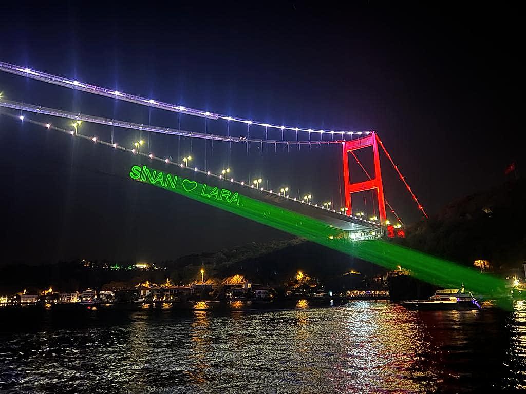 Yatta Evlilik Teklifi: Romantizmin Deniz Üzerindeki Yolculuğu