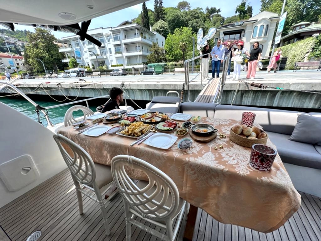 teknede kahvaltı 