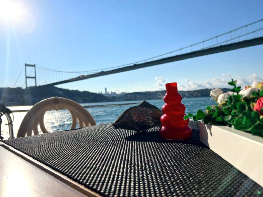 Teknede ve boğazda kahvaltı manzarası